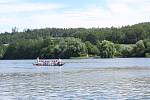 Dav lidí přihlížel v sobotu z břehu Vltavy na závodníky dračích lodí. Foto: Deník / Jitka Davidová