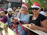 Na vánočce, cukroví a dalších dobrotách si při letních Vánocích v Trocnově pochutnávaly 24. srpna také kamarádky Irena a Renata (zleva).