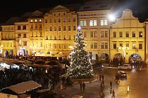 Vánoční atmosféra u rozsvíceného stromu v Českých Budějovicích.