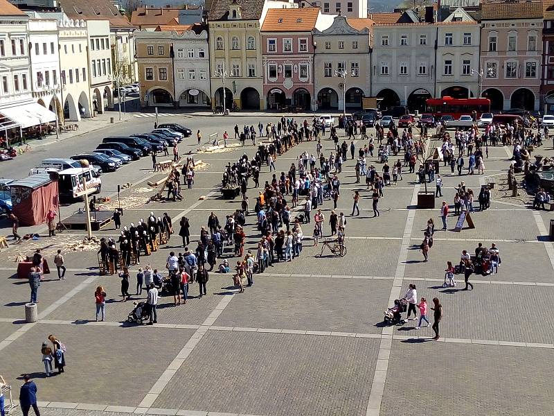 Na Velký pátek lidé sledovali průvod městem Velikonoční hrkání Divadla Víti Marčíka. Ve 12 h hrkání symbolizovalo Golgotu.