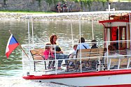 Vltava je cílem letních výletů. Na snímku lidé vyrážejí na vyhlídkovou plavbu z Týna nad Vltavou.