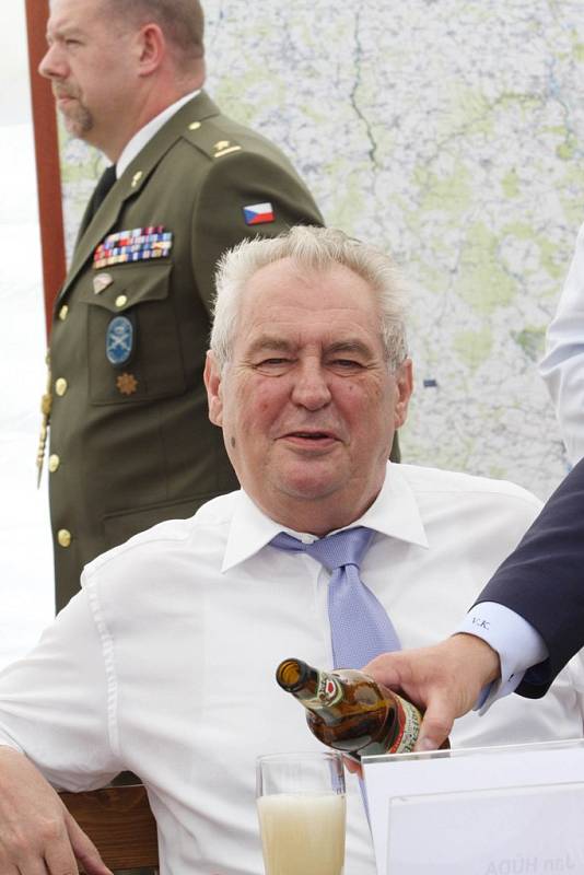 Návštěva Miloše Zemana pokračovala na hrázi Rožmberku. 