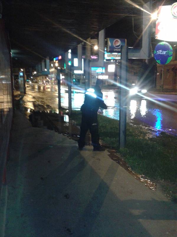 Pražská třída v Českých Budějovicích se po havárii vodovodu ve středu večer proměnila v jezero.