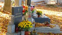 Hřbitovy na jihu Čech už lidé zdobí novými dekoracemi, květinářství přijímají objednávky, obchody prodávají hotové výrobky.