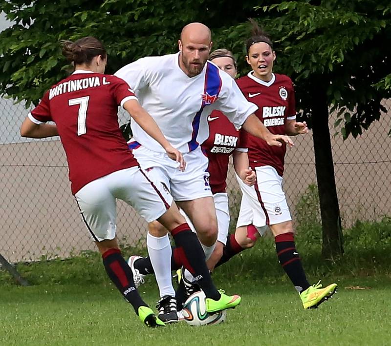 Žensko-mužský fotbal mohli vidět včera  diváci na "Koháči"