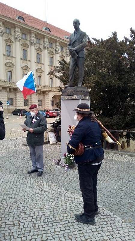 Dekrety prezidenta Edvarda Beneše hájili před možnou revizí účastníci akce na Loretánském náměstí v Praze 14. března 2021. Akce se účastnili i Jihočeši.