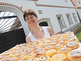 Milena Hálová z Holašovic peče koláčky na slavnosti.