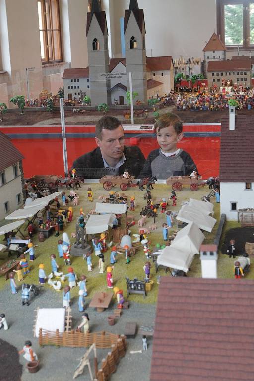 Přes 550 figurek stavebnice Playmobil, připomínajících české igráčky, přibližuje hravou a vtipnou formou události kolem koncilu v Kostnici 1415, po němž byl upálen Jan Hus. Nová expozice v Jihočeském muzeu cílí na děti, zůstane zde do 13. ledna 2016.