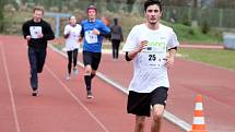 Středoškoláci běželi maraton formou štafety