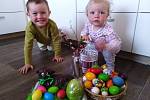 Honzík a Anetka mají radost z nabarvených vajíček. Letos trávili Velikonoce doma v obci Klec na Jindřichohradecku.