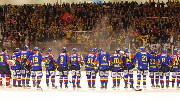 Hokejisté ČEZ Motoru slaví se svými fanoušky vítězství na Slavii.