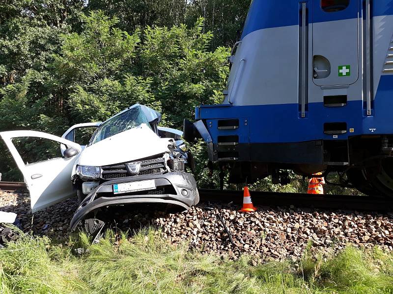 Tragická dopravní nehoda na železničním přejezdu mezi Kamenným Újezdem a Včelnou v roce 2018.