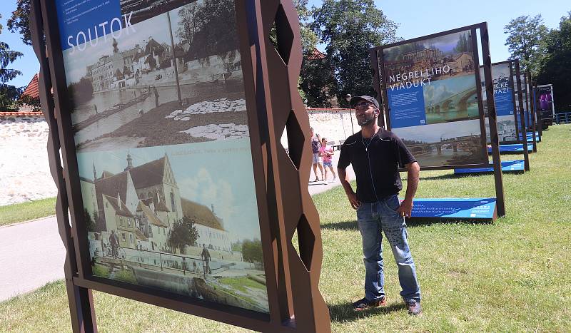 Rod Lanna na nábřeží řeky Malše,výstava velkoformátových fotografií v Českých Budějovicích