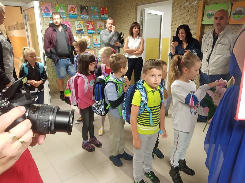 První školní den uvítali nové prvňáčky i na základní škole Oskara Nedbala v Českých Budějovicích.