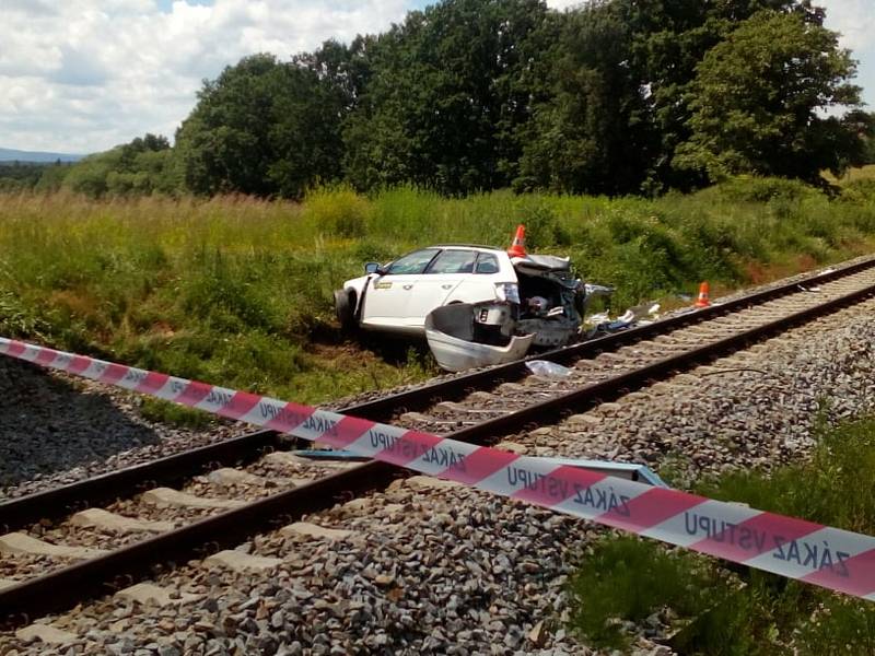 Tragický střet auta s vlakem na železničním přejezdu u Nedabyle na Českobudějovicku si vyžádal lidský život.
