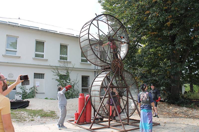 Maker Faire neboli přehlídka různých vynálezů přitáhla v sobotu od deseti hodin do českobudějovické "Žižkárny" davy návštěvníků.