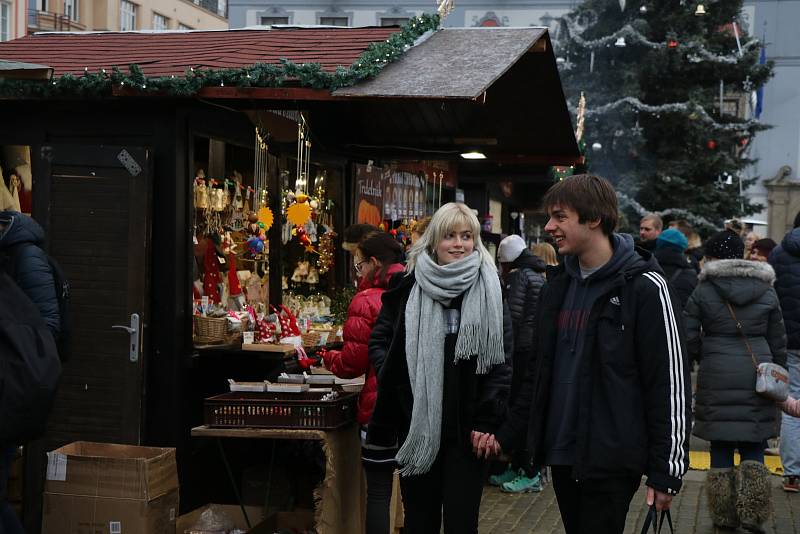 Vánoční trhy v Českých Budějovicích byly v pátek kvůli covidovým opatřením zatím naposledy.
