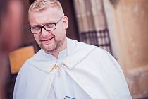 Zemřel trhosvinenský farář Marcin Želazny. Lidé za něj před farou zapalují svíčky.