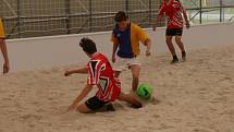 Středoškoláci bojovali v prvním ročníku poháru v beachfotbalu