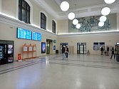 Rekonstrukce odbavovací budovy vlakového nádraží v Českých Budějovicích. Cestujícím už několik měsíců slouží příjezdová hala (na snímku).