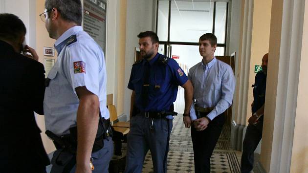 Obžalovaný čtyřiadvacetiletý Lukáš Novák před a po jednání českobudějovického krajského soudu.