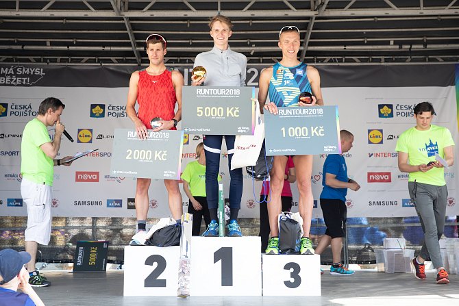ABSOLUTNÍ vítězové běhu na deset kilometrů. Zleva František Linduška, Vít Damián a David Vaš.