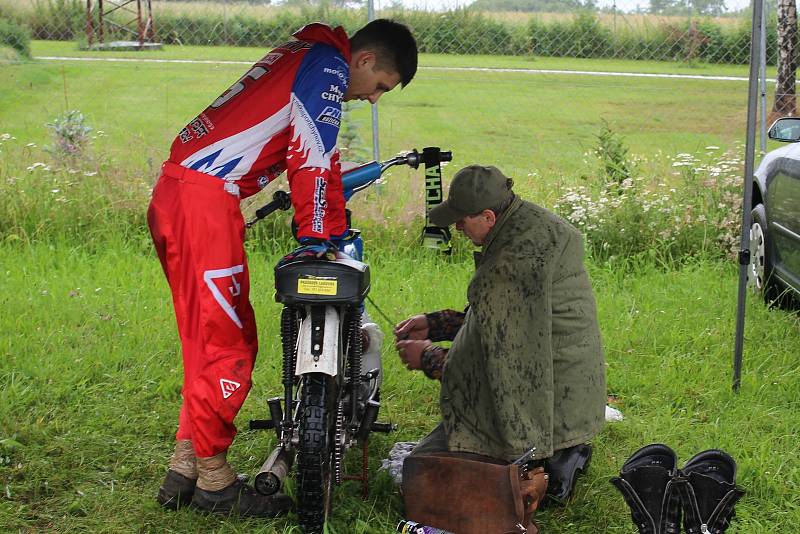 Fichtl cup Florida, terénní závod motocyklů Jawa 50 Pionýr, se jel u Hůrského rybníka u Adamova na Českobudějovicku.