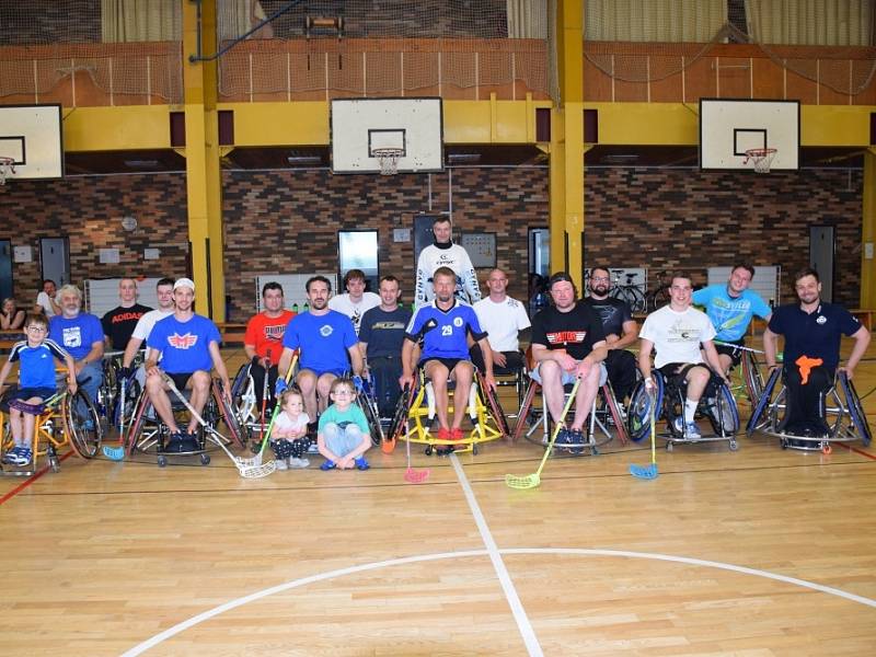 Handicapovaní a nepostižení sportovci se vyfotili společně