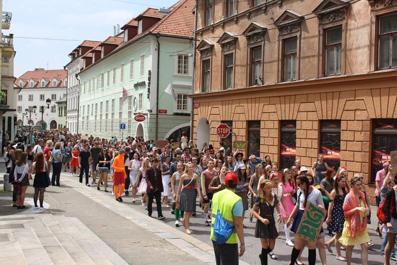 Celý týden žily České Budějovice multižánrovým festivalem Budějovický Majáles. Ten se v pátek rozloučil s krajským městem průvodem na náměstí Přemysla Otakara II., volbou krále a řadou koncertů.