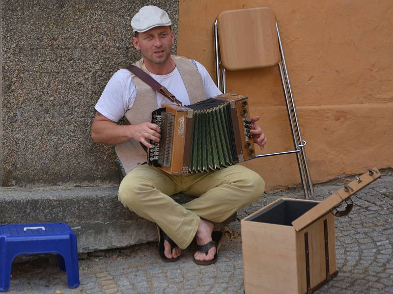 Ve středu hráli v Týně nad Vltavou v ulicích místní muzikanti.