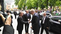 Prezident Miloš Zeman dorazil před českovelenické centrum Fénix, kde ho čeká neveřejné  jednání s představiteli města. Poté se setká v parku naproti s občany.