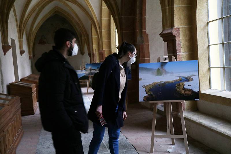 Noc kostelů v Českých Budějovicích v katedrále Svatého Mikuláše a klášterním kostele Obětování Panny Marie s fotografiemi Petra Moravce a koncertem