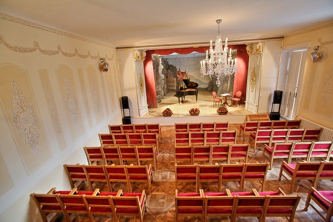 Rekonstruovaný sál v Nových Hradech.