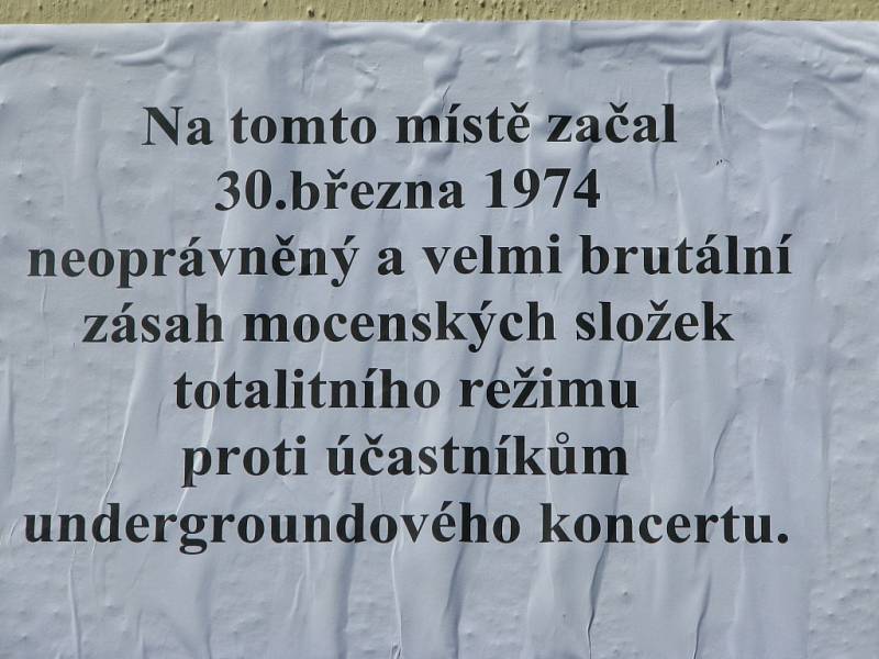 Legenda českého undergroundu, skupina Plastic People, si v sobotu připomněla brutální zásah StB při svém rudolfovském koncertě.