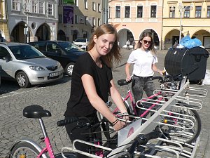 Rekola - růžové bicykly, které se půjčují přes internet, parkují i na náměstí v Českých Budějovicích.