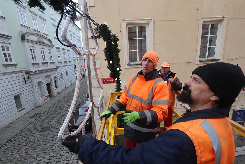 Instalace vánoční výzdoby v českobudějovické Krajinské ulici.