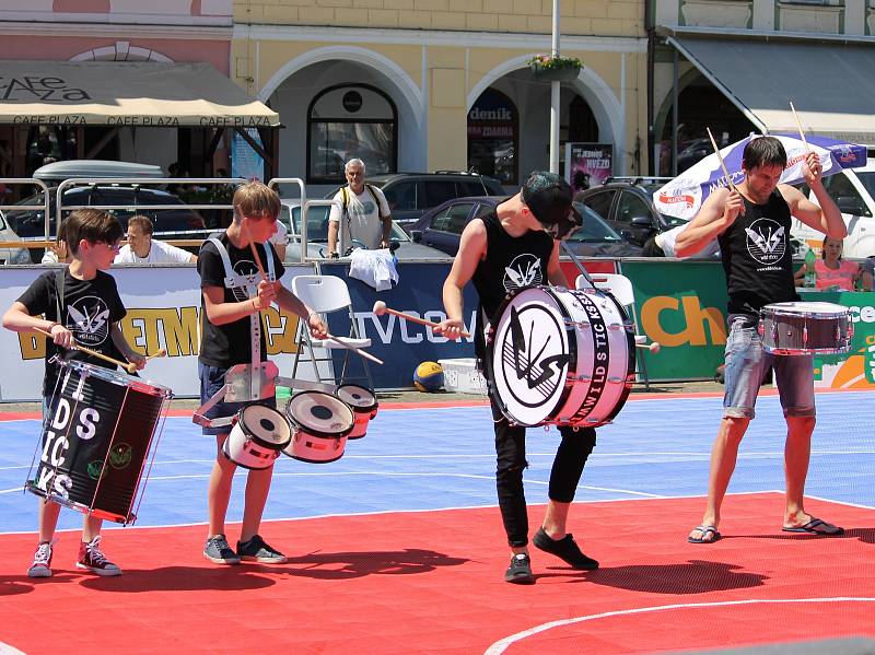 České Budějovice - Sobota 10. června patří na náměstí Přemysla Otakara II. v Českých Budějovicích basketbalu. Po roce tam dorazila Chance 3x3 Tour. U Samsona vyrostly čtyři kurty s mobilními koši.