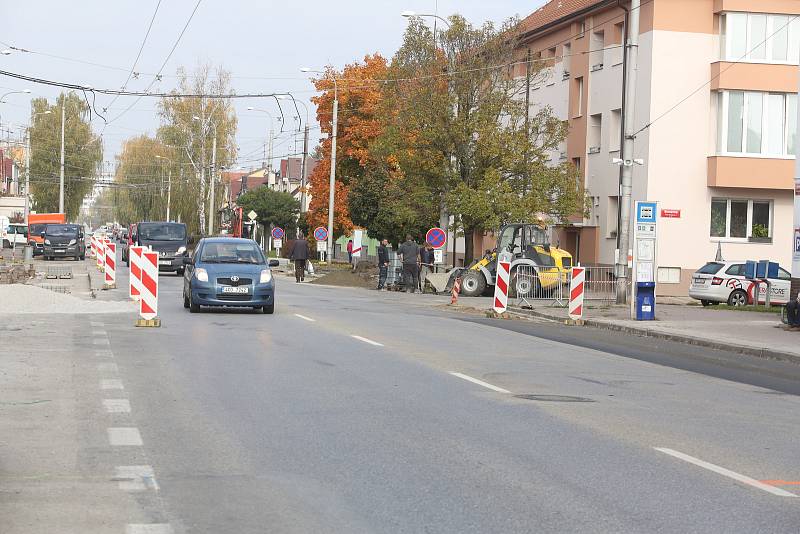 Lidická ulice se opravuje.