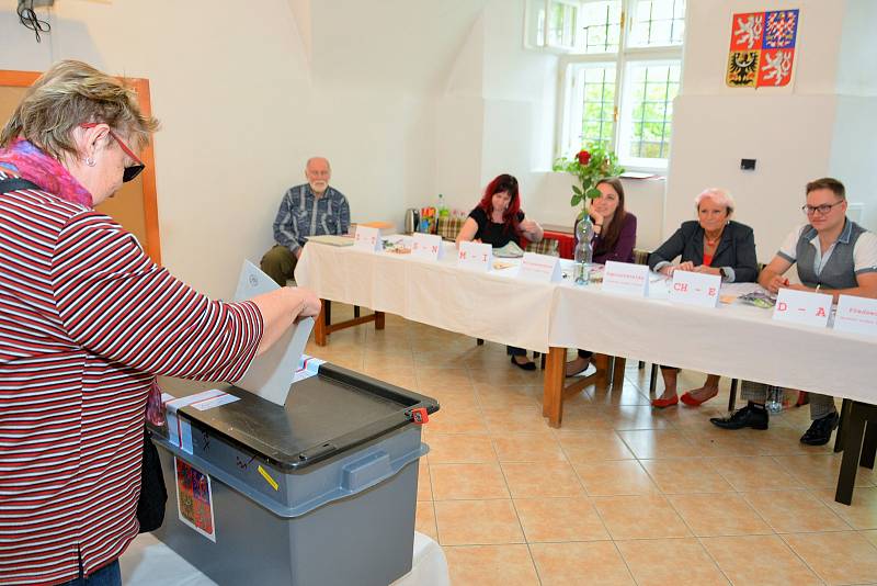 Vltavotýnští vybírají europoslance i ve volební místnosti v budově městského muzea.