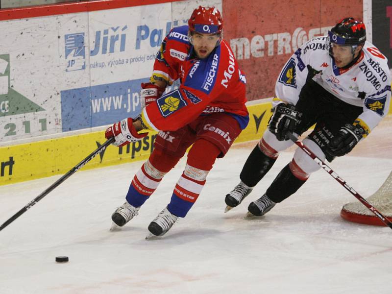 Ve druhém utkání extraligového play out udolali hokejisté HC Mountfield Znojmo 3:2.