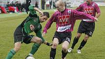 V loňském ročníku I. ligy hráli fotbalisté Dynama doma s Příbramí 2:2 (Martin Leština za asistence Tomáše Hunala zastavuje příbramského Michala Klesu), v neděli ale chtějí doma vyhrát.