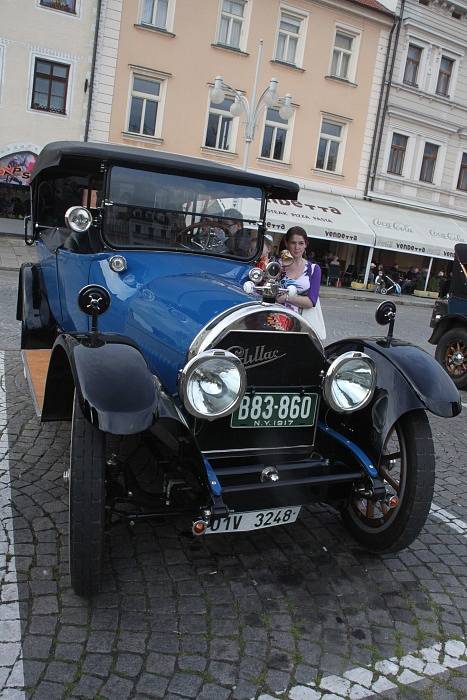 Křivonoska představila na náměstí v Budějovicích krásná historická auta a motocykly.