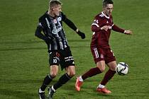 Michal Škoda atakuje Tomáše Wiesnera: Dynamo ČB - Sparta 0:0.