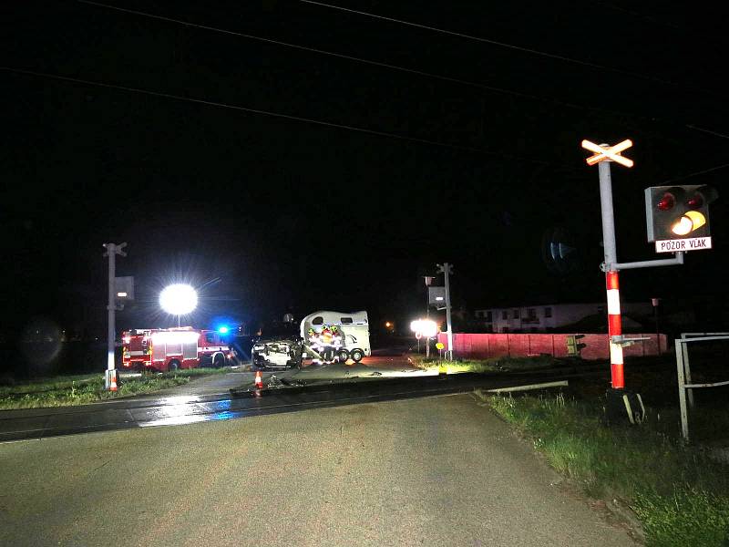 Na přejezdu v Hrdějovicích auto s přívěsem na koně narazilo do projíždějícího vlaku. Řidička se zranila.