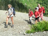 Chůze se speciálními holemi – nordic walking, už se delší dobu prosazuje při vysokohorských túrách (na snímku členové jihočeského Spolku přátel Alp – Alpenverband Lán v rakouských Alpách).