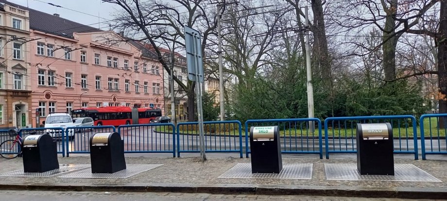 V českobudějovické ulici Na Sadech začaly sloužit podzemní kontejnery na tříděný odpad. Stavba skončila o měsíc dříve, než se plánovalo. Foto: magistrát města České Budějovice