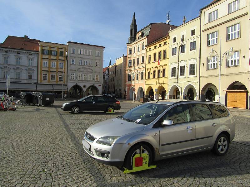 Příklady špatného parkování v centru Budějovic odměněné po zásluze pokutou a botičkou.