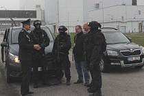 Náměstek jihočeského policejního ředitele Roman Bláha diskutuje se členy policejní jednotky v Temelíně.