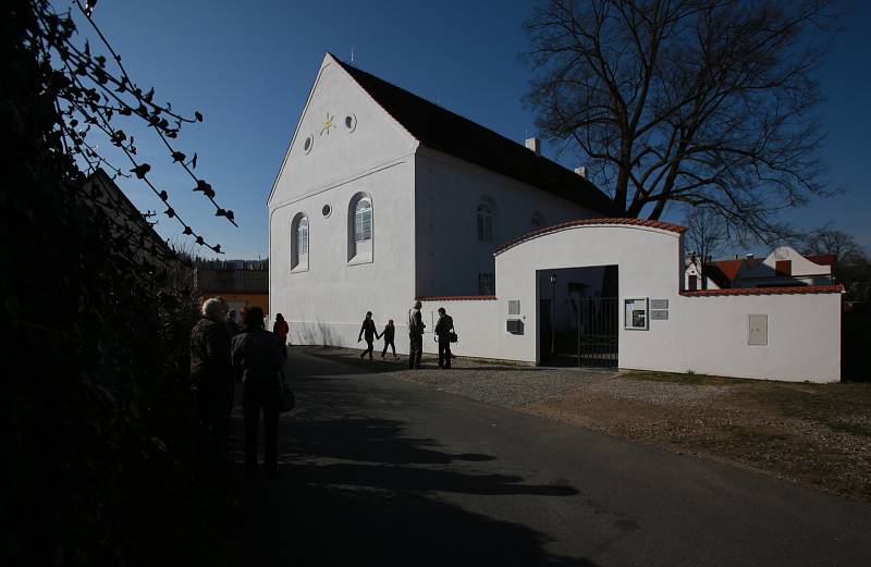 Po 22 letech skončila obnova synagogy ve Čkyni na Prachaticku, v níž se unikátně dochovala i tóra. Od dubna v ní bude vedle modlitebny sál pro společenské akce, infocentrum, knihovna i galerie. Náklady na záchranu památky činily asi dvanáct milionů.