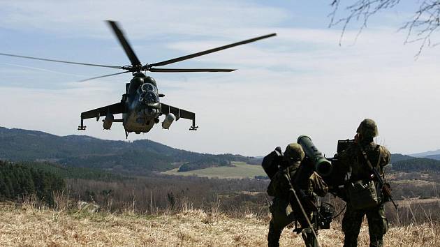 Zacílení a odpalování z protiletadlové soupravy RBS-70 cvičí účastníci taktického cvičení úkolového uskupení NRF 2011/1 (NATO Response Force - Síly reakce NATO), které pokračovalo 7. dubna v boletickém vojenském prostoru na Českokrumlovsku.